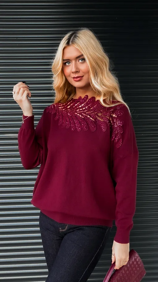 Bordowy sweter z ozdobnym dekoltem z wiskozy - R176