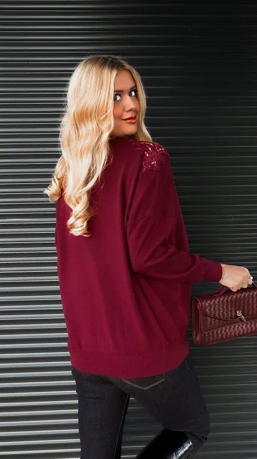 Bordowy sweter z ozdobnym dekoltem z wiskozy - R176