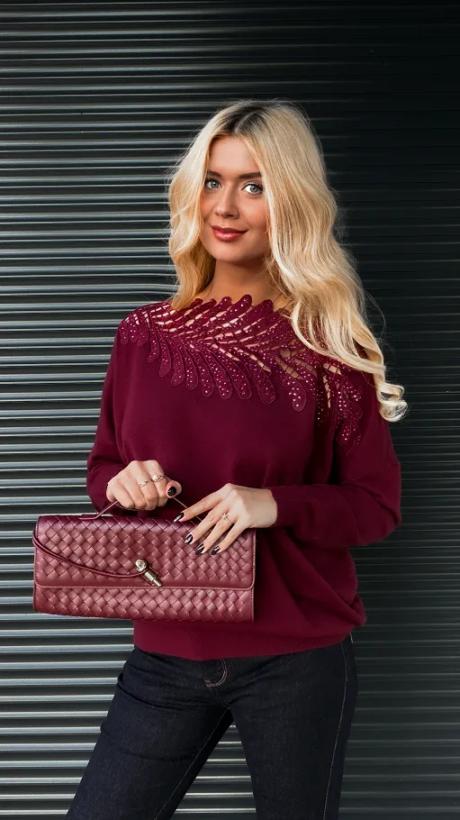 Bordowy sweter z ozdobnym dekoltem z wiskozy - R176