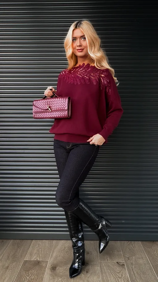Bordowy sweter z ozdobnym dekoltem z wiskozy - R176
