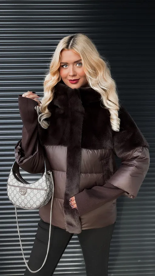 Niesamowita czekoladowa kurtka z futerkiem i ściąganymi rękawami - R310