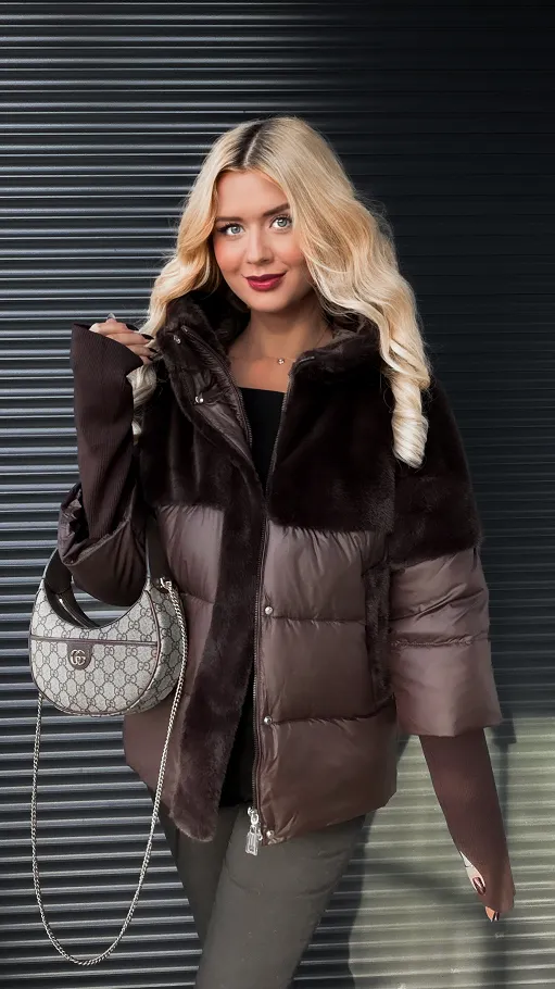 Niesamowita czekoladowa kurtka z futerkiem i ściąganymi rękawami - R310