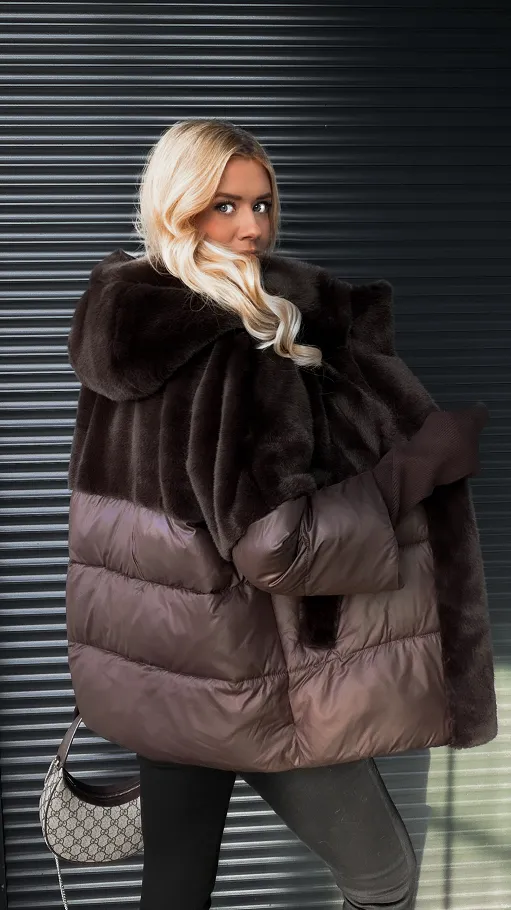 Niesamowita czekoladowa kurtka z futerkiem i ściąganymi rękawami - R310