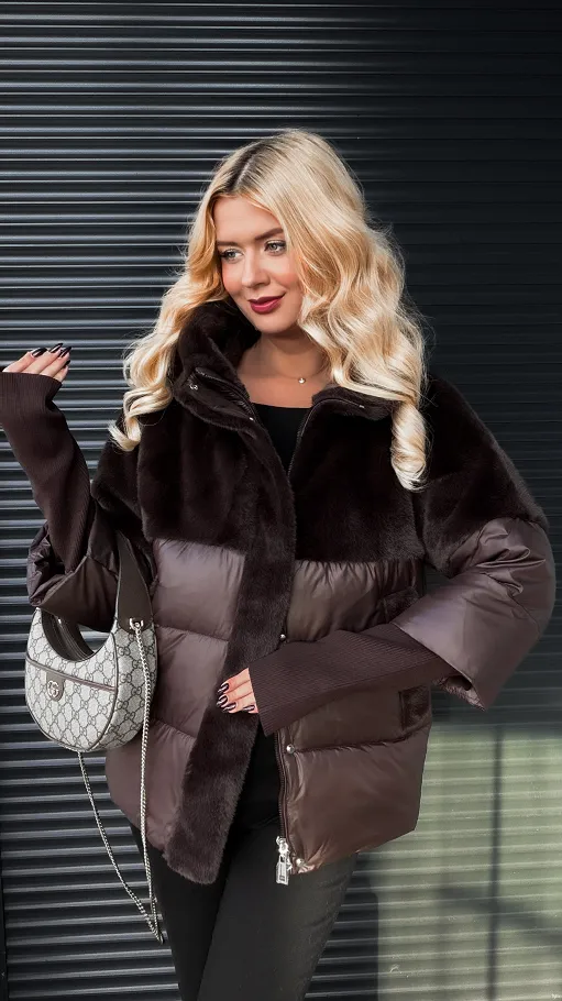 Niesamowita czekoladowa kurtka z futerkiem i ściąganymi rękawami - R310