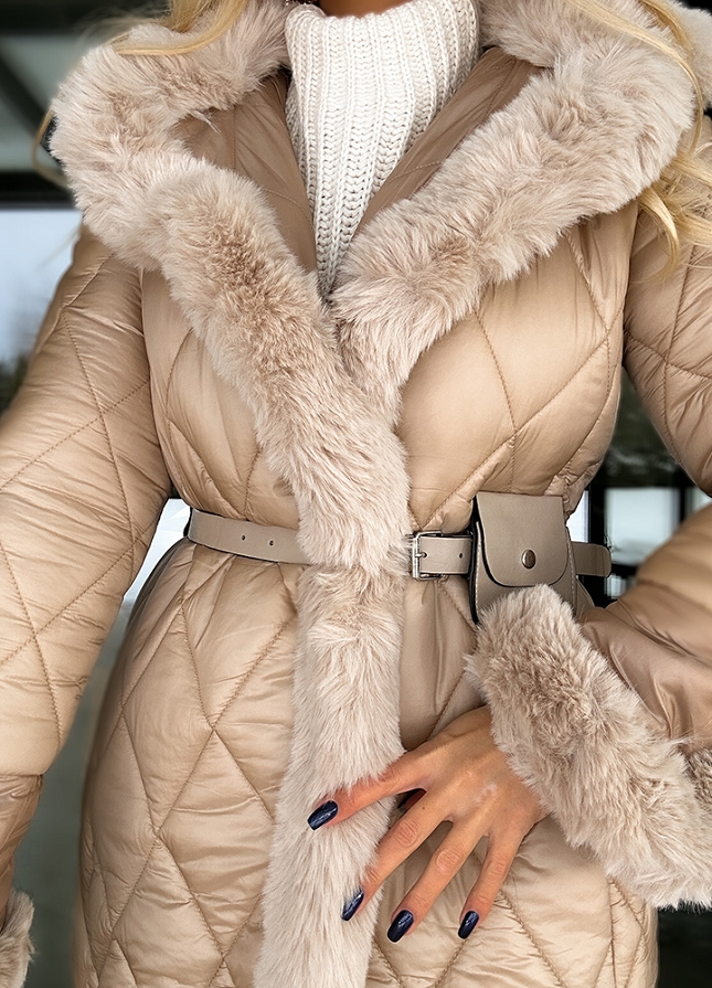 Beżowy PREMIUM płaszcz z modnym pikowaniem futerkiem i paskiem - M503