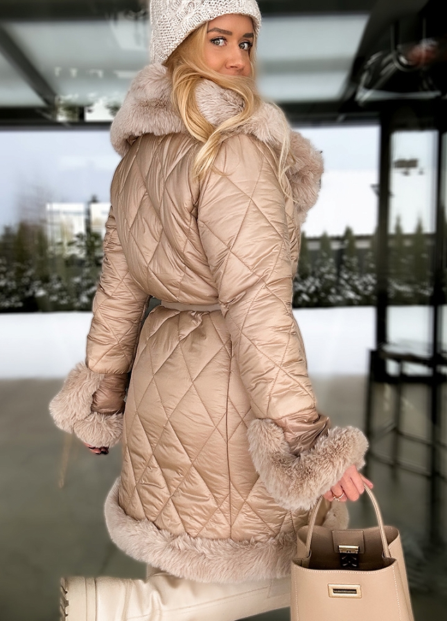Beżowy PREMIUM płaszcz z modnym pikowaniem futerkiem i paskiem - M503
