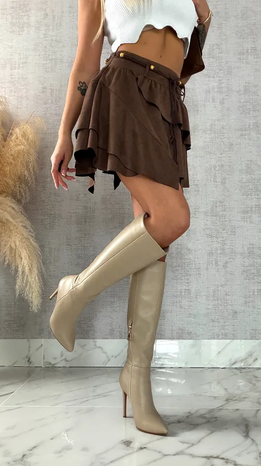 Zamszowa mini spódnica z rzemykiem w pasie BRĄZOWA - R394