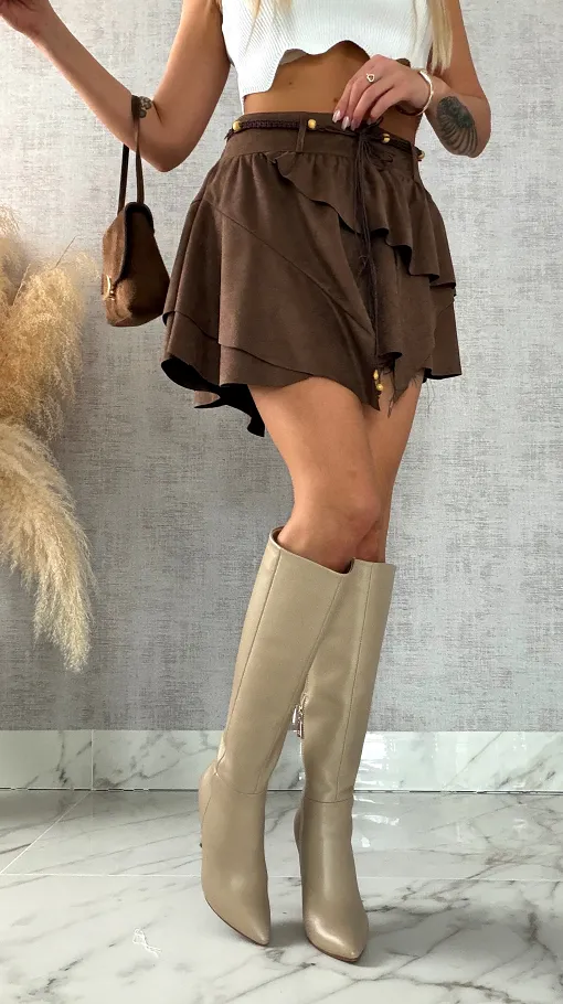 Zamszowa mini spódnica z rzemykiem w pasie BRĄZOWA - R394