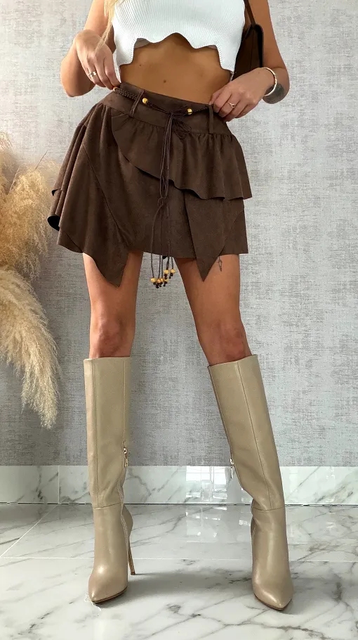 Zamszowa mini spódnica z rzemykiem w pasie BRĄZOWA - R394