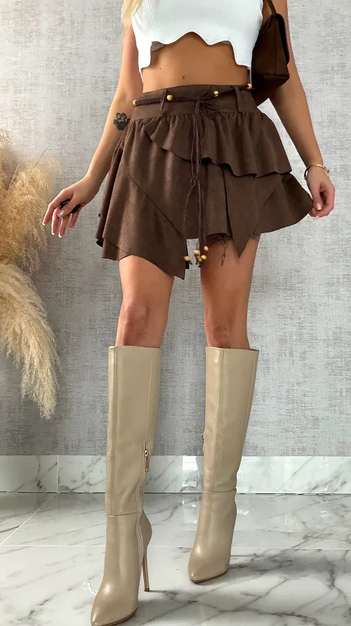 Zamszowa mini spódnica z rzemykiem w pasie BRĄZOWA - R394