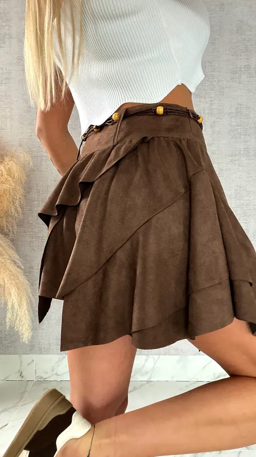 Zamszowa mini spódnica z rzemykiem w pasie BRĄZOWA - R394