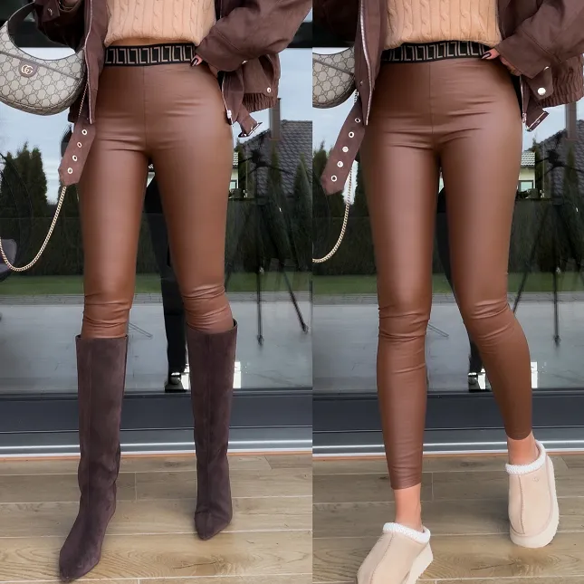 Brązowe matowe spodnie legginsy z gumowym ozdobnym pasem - R256