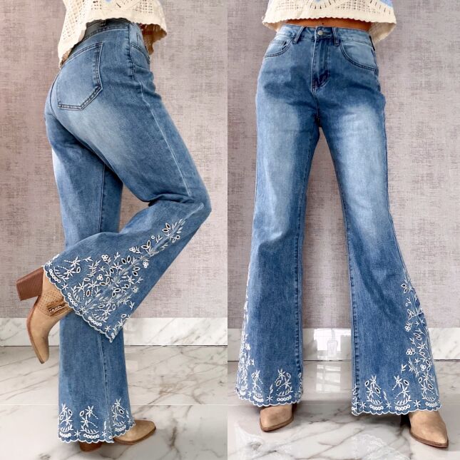 Elastyczne jeansy dzwony z haftowanymi kwiatami BLUE JEANS - R600A