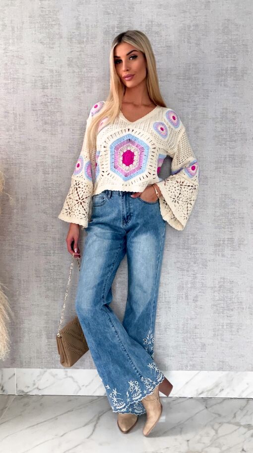 Elastyczne jeansy dzwony z haftowanymi kwiatami BLUE JEANS - R600A