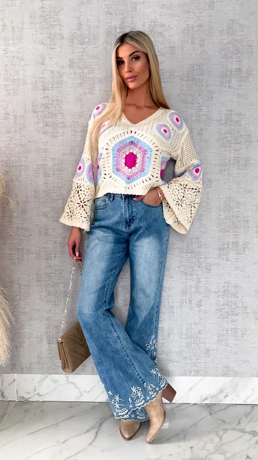 Elastyczne jeansy dzwony z haftowanymi kwiatami BLUE JEANS - R600A