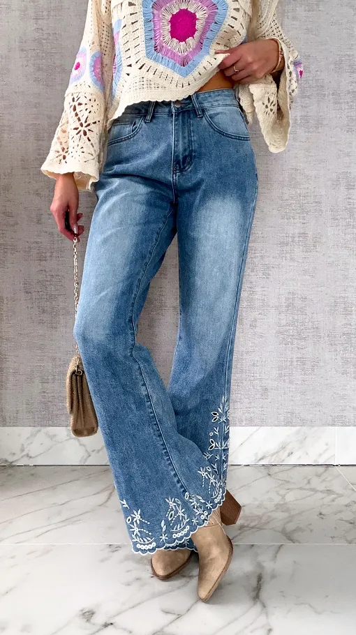 Elastyczne jeansy dzwony z haftowanymi kwiatami BLUE JEANS - R600A