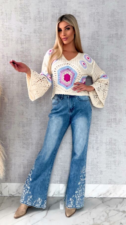 Elastyczne jeansy dzwony z haftowanymi kwiatami BLUE JEANS - R600A