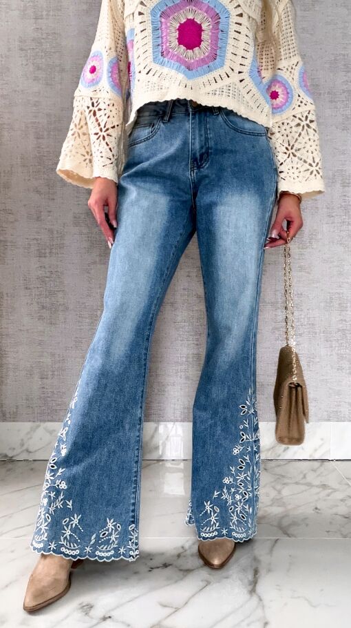 Elastyczne jeansy dzwony z haftowanymi kwiatami BLUE JEANS - R600A