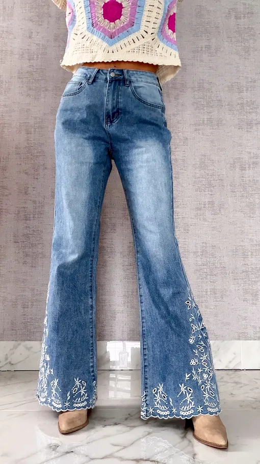 Elastyczne jeansy dzwony z haftowanymi kwiatami BLUE JEANS - R600A