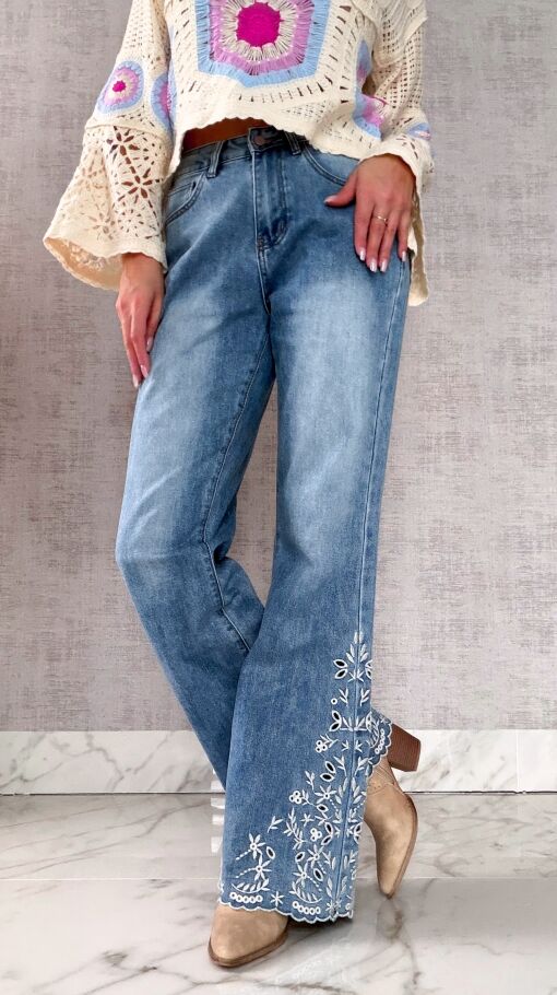 Elastyczne jeansy dzwony z haftowanymi kwiatami BLUE JEANS - R600A