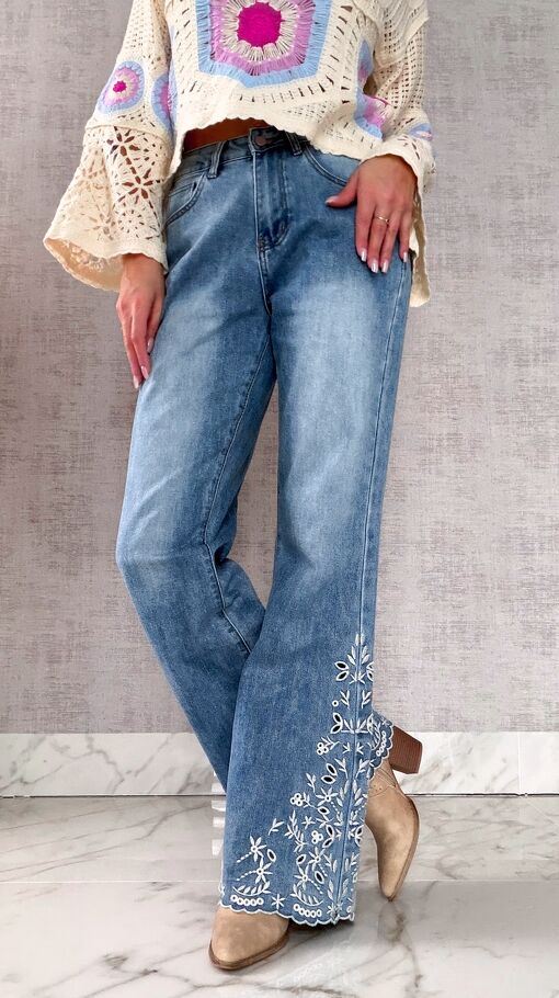 Elastyczne jeansy dzwony z haftowanymi kwiatami BLUE JEANS - R600A
