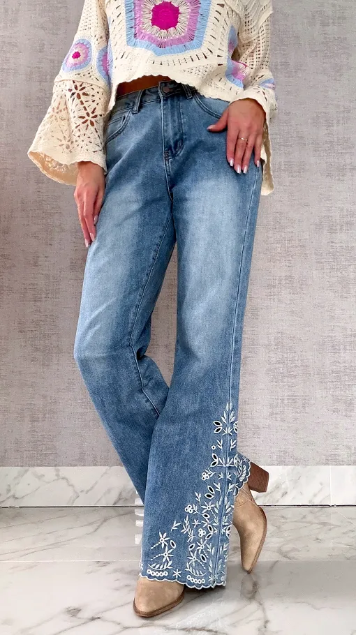 Elastyczne jeansy dzwony z haftowanymi kwiatami BLUE JEANS - R600A