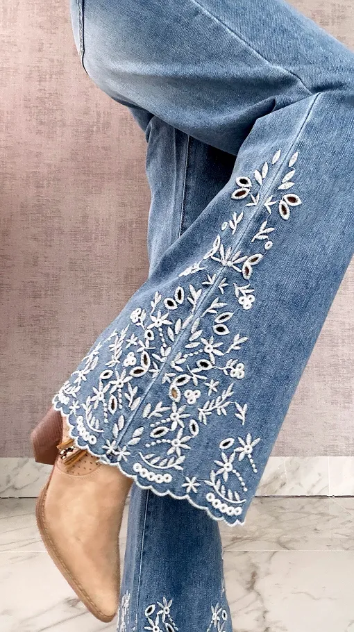 Elastyczne jeansy dzwony z haftowanymi kwiatami BLUE JEANS - R600A