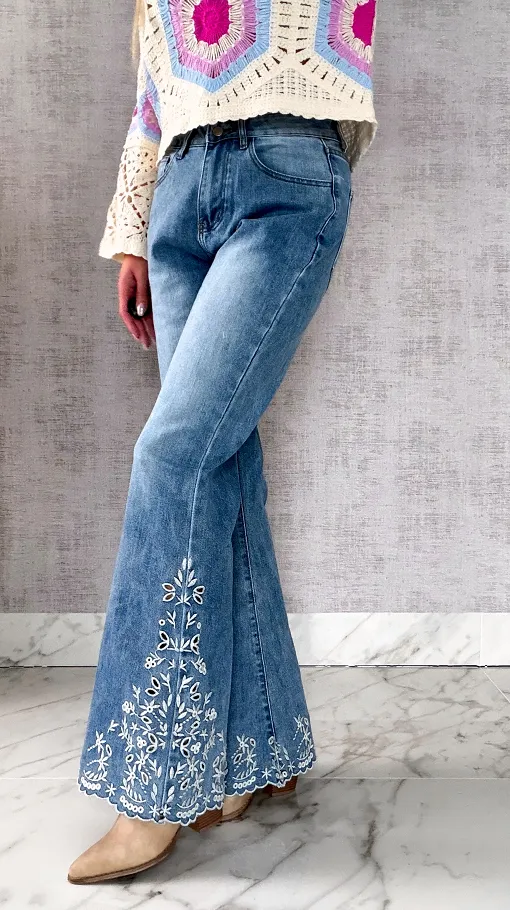Elastyczne jeansy dzwony z haftowanymi kwiatami BLUE JEANS - R600A