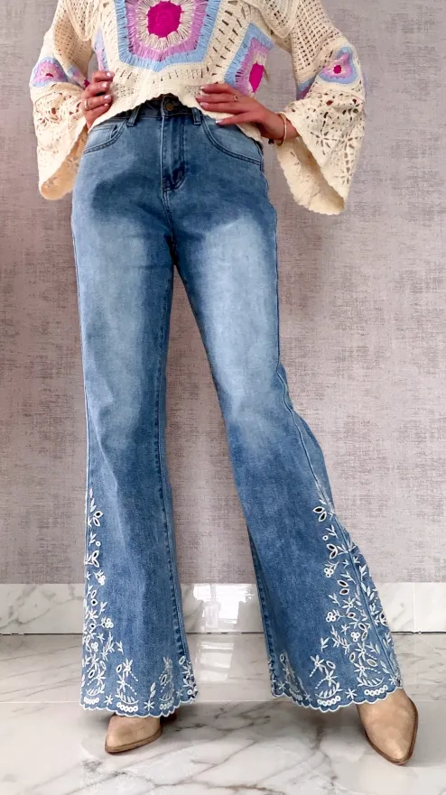 Elastyczne jeansy dzwony z haftowanymi kwiatami BLUE JEANS - R600A