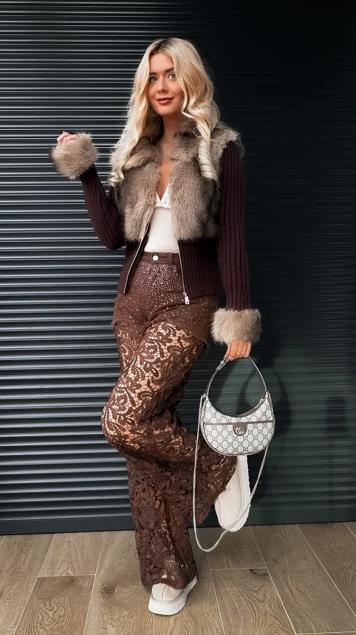 Modny sweter z wiskozy z futerkiem zapinany na zamek BRĄZOWY - R298A