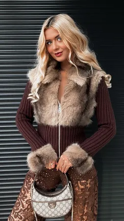 Modny sweter z wiskozy z futerkiem zapinany na zamek BRĄZOWY - R298A