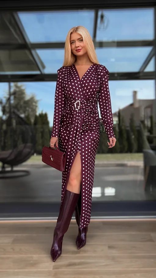 Elegancka długa sukienka w grochy z modnym rozcięciem BORDO - R126A