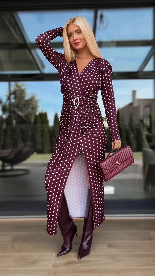 Elegancka długa sukienka w grochy z modnym rozcięciem BORDO - R126A