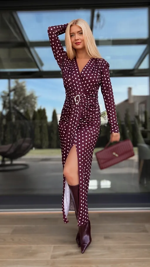 Elegancka długa sukienka w grochy z modnym rozcięciem BORDO - R126A