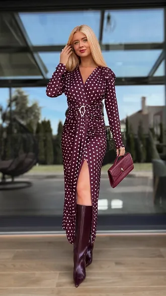 Elegancka długa sukienka w grochy z modnym rozcięciem BORDO - R126A