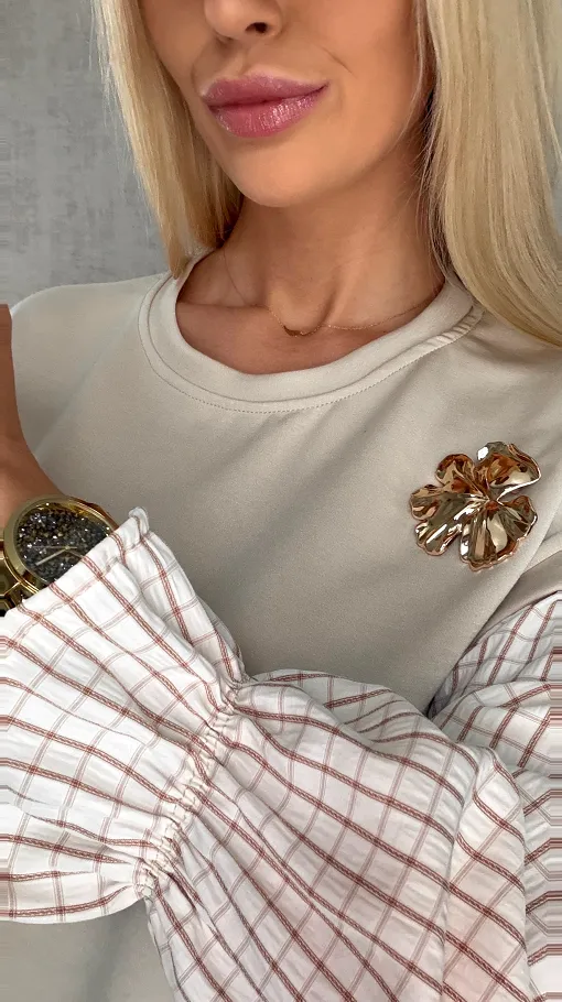 Luźna bluza z rękawami w kratkę i broszką ONE SIZE beżowa - R426B
