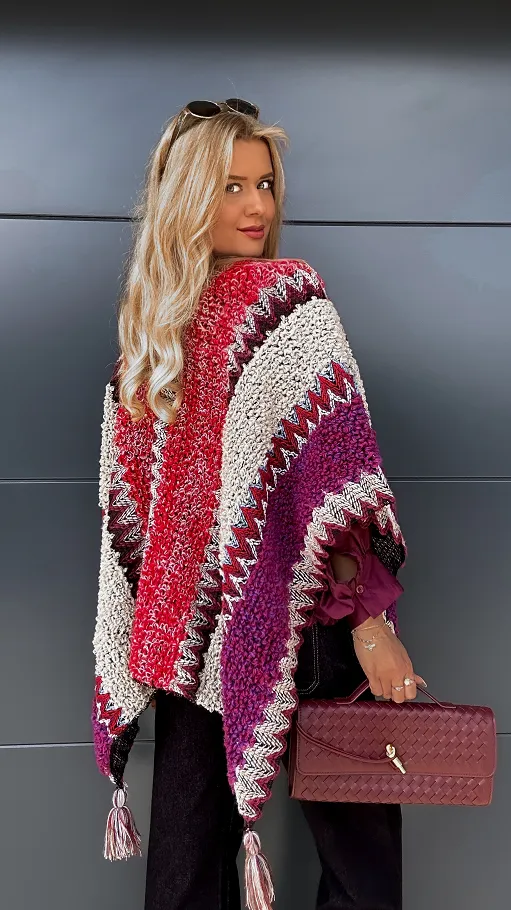 Modne PONCZO z pomponami czerwono-fioletowe ONE SIZE - P949C