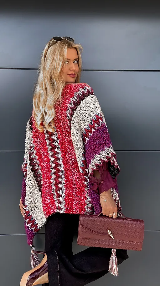 Modne PONCZO z pomponami czerwono-fioletowe ONE SIZE - P949C