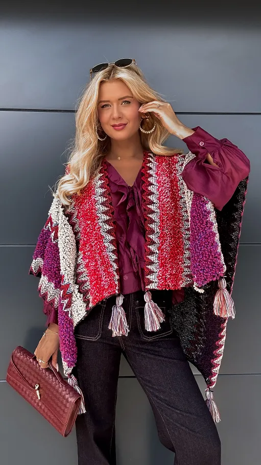 Modne PONCZO z pomponami czerwono-fioletowe ONE SIZE - P949C