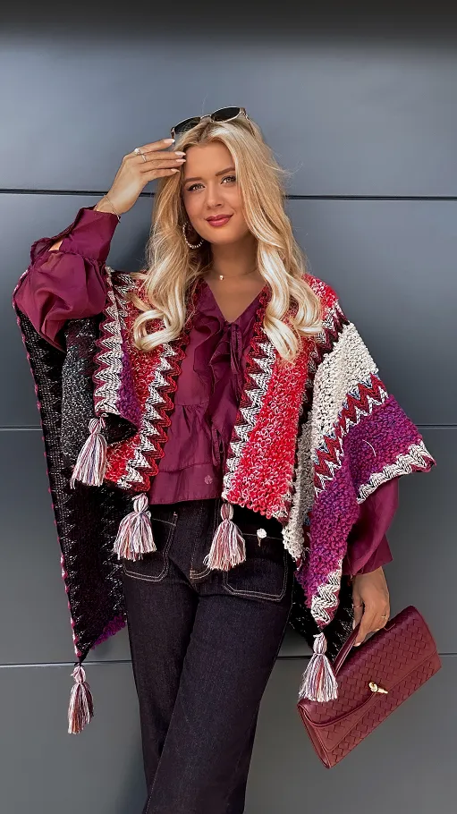 Modne PONCZO z pomponami czerwono-fioletowe ONE SIZE - P949C