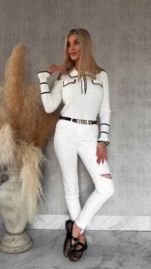 Wiosenna dzianinowa bluzka ze zdobionym dekoltem ONE SIZE biała - R636