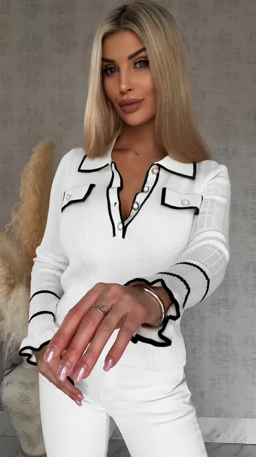 Wiosenna dzianinowa bluzka ze zdobionym dekoltem ONE SIZE biała - R636