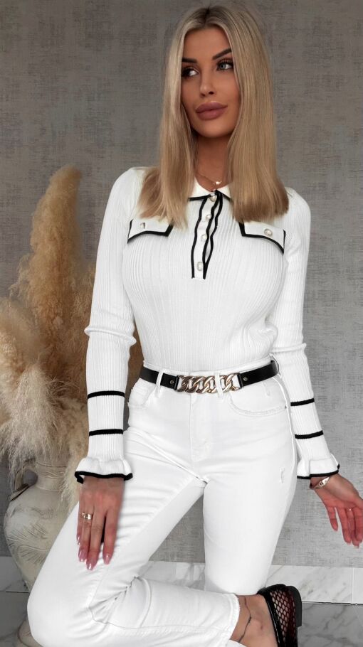 Wiosenna dzianinowa bluzka ze zdobionym dekoltem ONE SIZE biała - R636