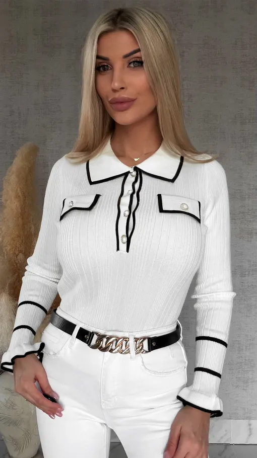 Wiosenna dzianinowa bluzka ze zdobionym dekoltem ONE SIZE biała - R636