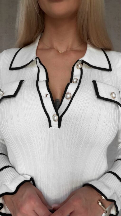 Wiosenna dzianinowa bluzka ze zdobionym dekoltem ONE SIZE biała - R636