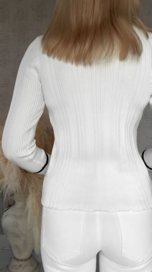 Wiosenna dzianinowa bluzka ze zdobionym dekoltem ONE SIZE biała - R636