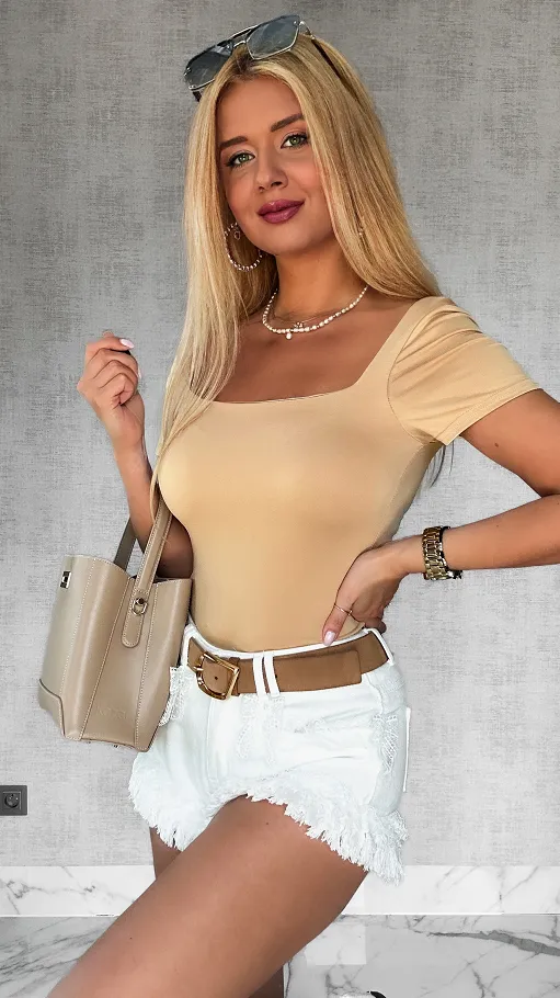 Elastyczna gładka bluzka BODY z pięknym dekoltem ONE SIZE beż - P748