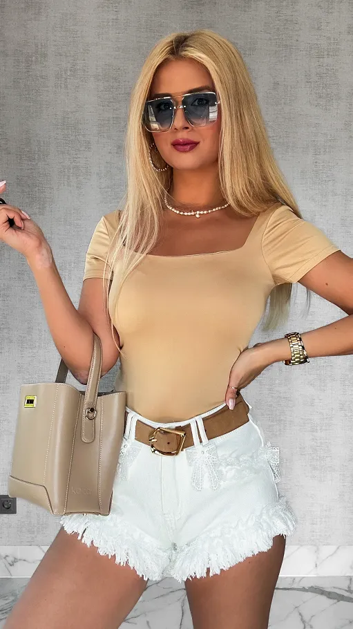 Elastyczna gładka bluzka BODY z pięknym dekoltem ONE SIZE beż - P748