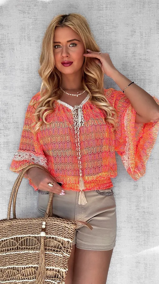 Ażurowa luźna bluzka z gumką w pasie i trokami na dekolcie NEON orange - P687A