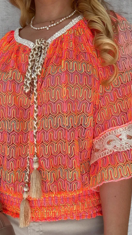 Ażurowa luźna bluzka z gumką w pasie i trokami na dekolcie NEON orange - P687A